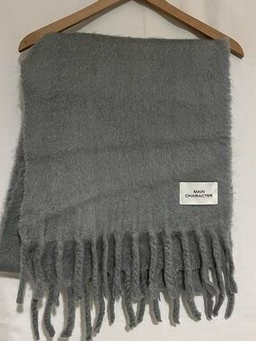 NWOT Aritzia Main Character Oversized Scarf
